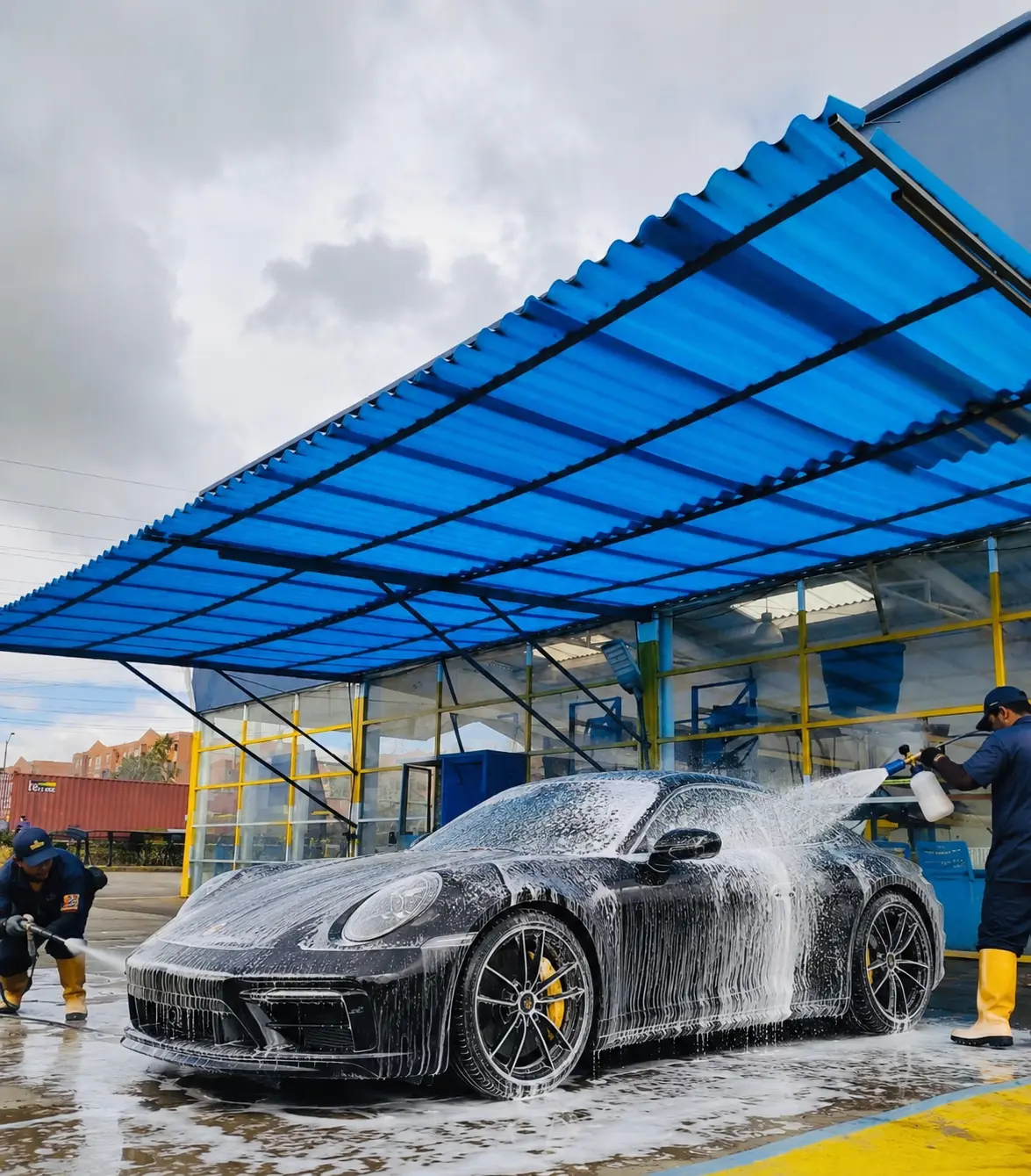 Enjuague y espuma activa sobre un vehículo en Maxi Wash Autolavado